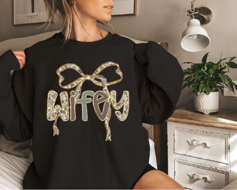WIFEY CAMO BOW - Unisex Graphic Sweatshirt